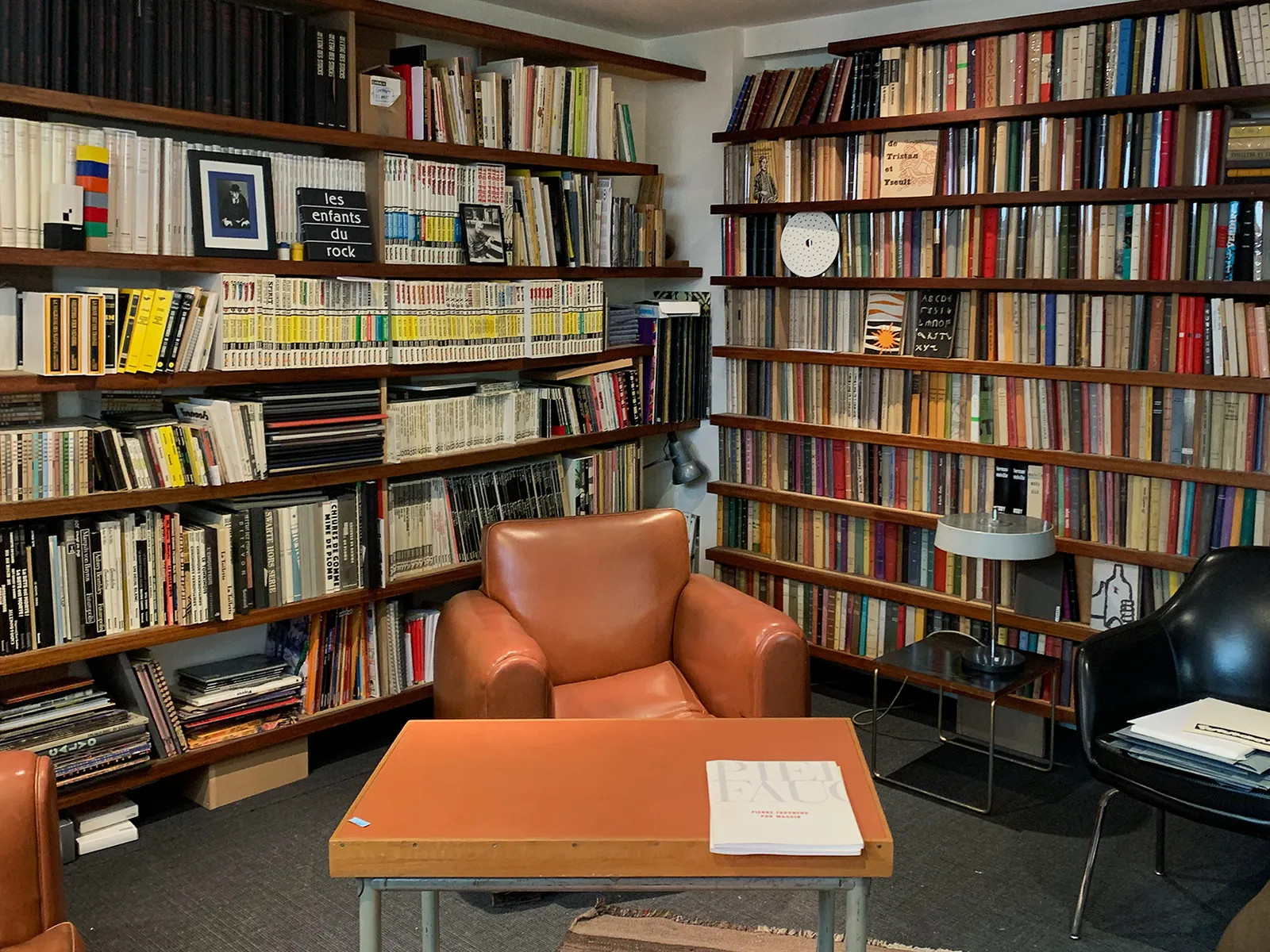 Etienne Robial dans son atelier, entouré de sa collection de livres des Clubs et de Futuropolis.